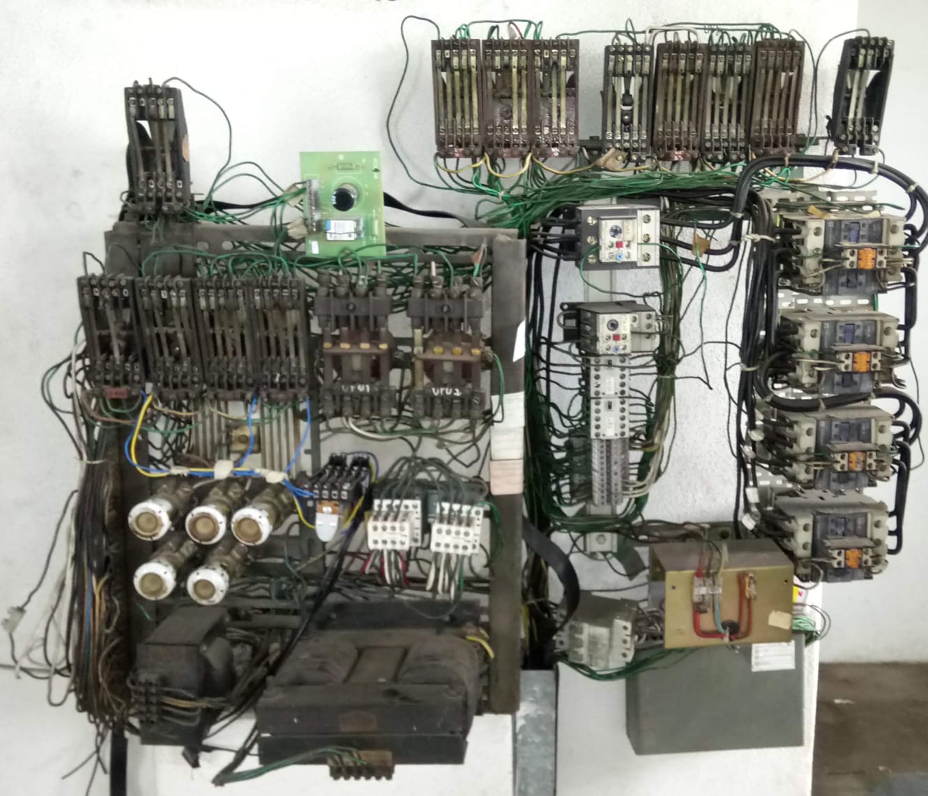 Antes - Modernização do Quadro de Comando do Elevador