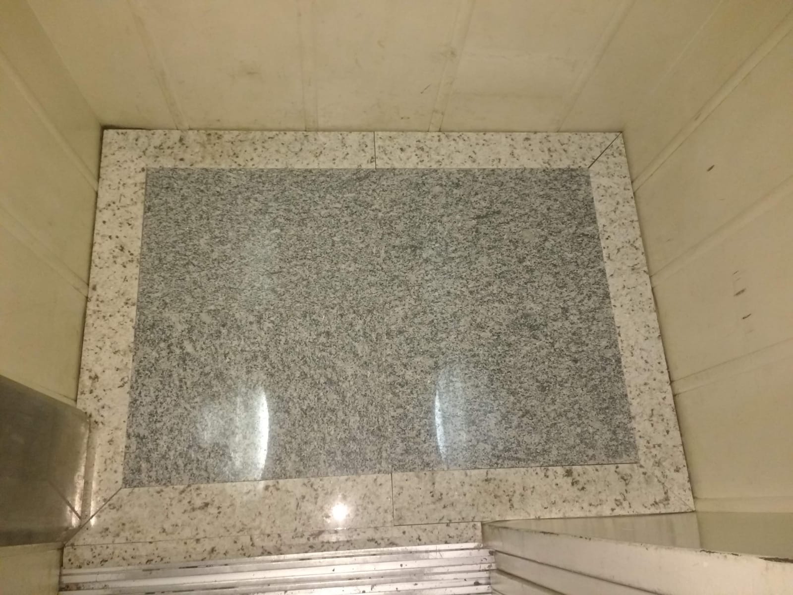 Depois - Modernização de Piso da Cabine do Elevador